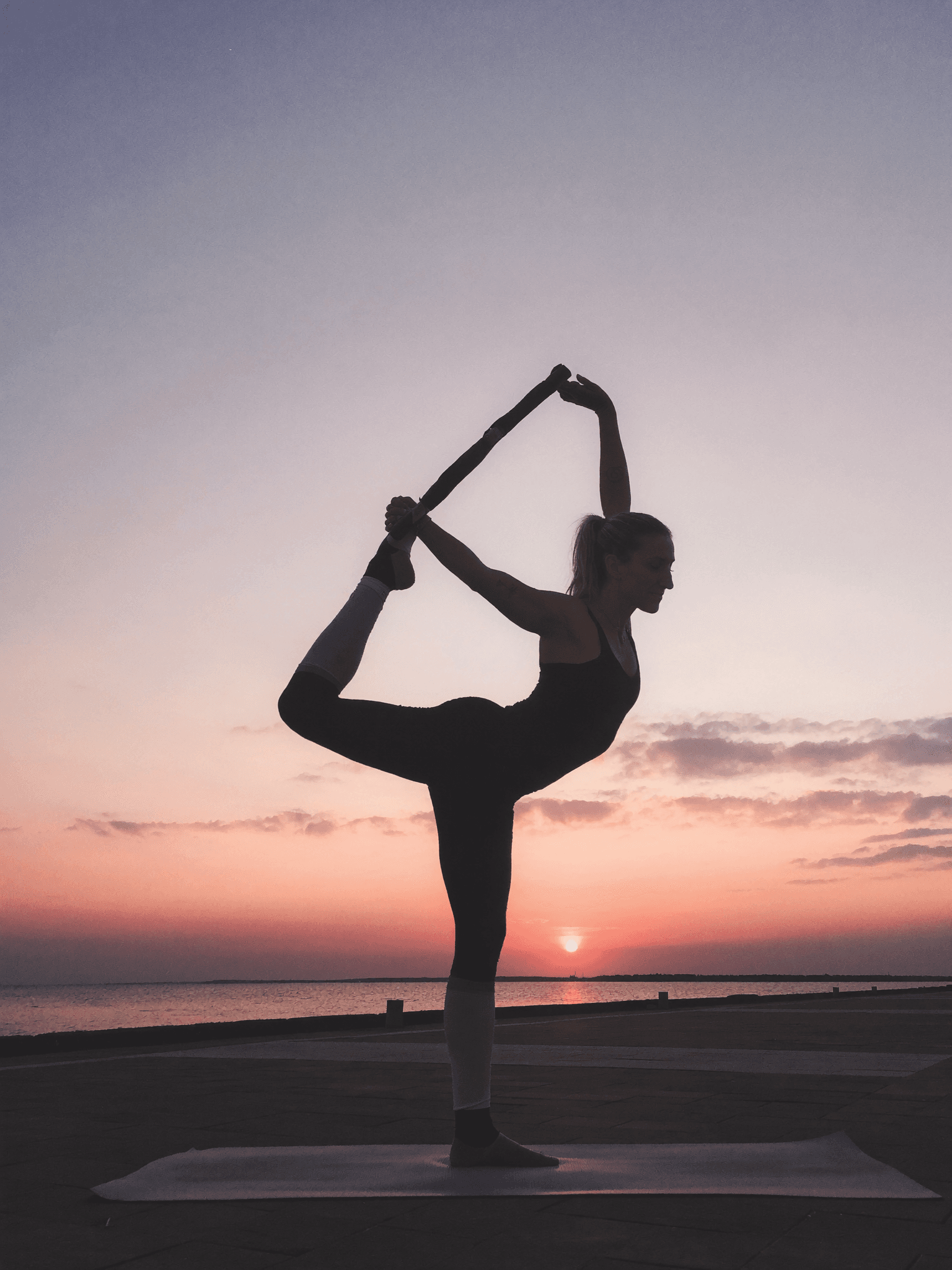 Alessandra in posa yoga al tramonto